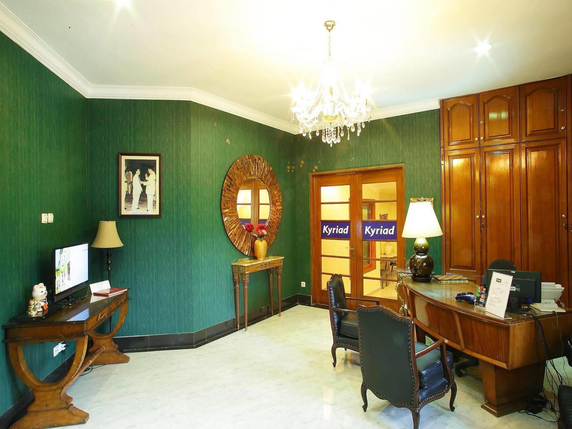 Arimbi Pejaten Suites Jakarta Exterior foto