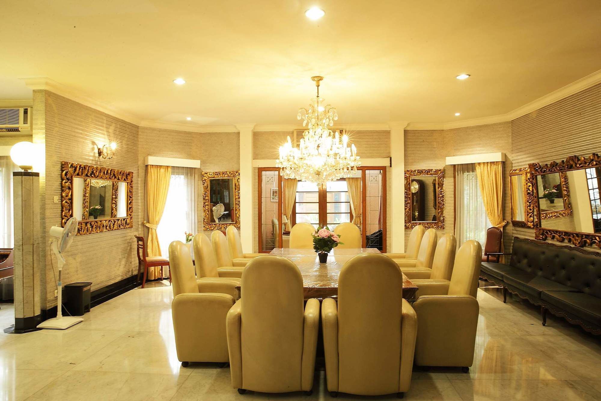 Arimbi Pejaten Suites Jakarta Exterior foto